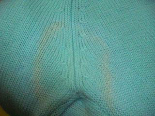 汗によるセーターの変色修正前写真